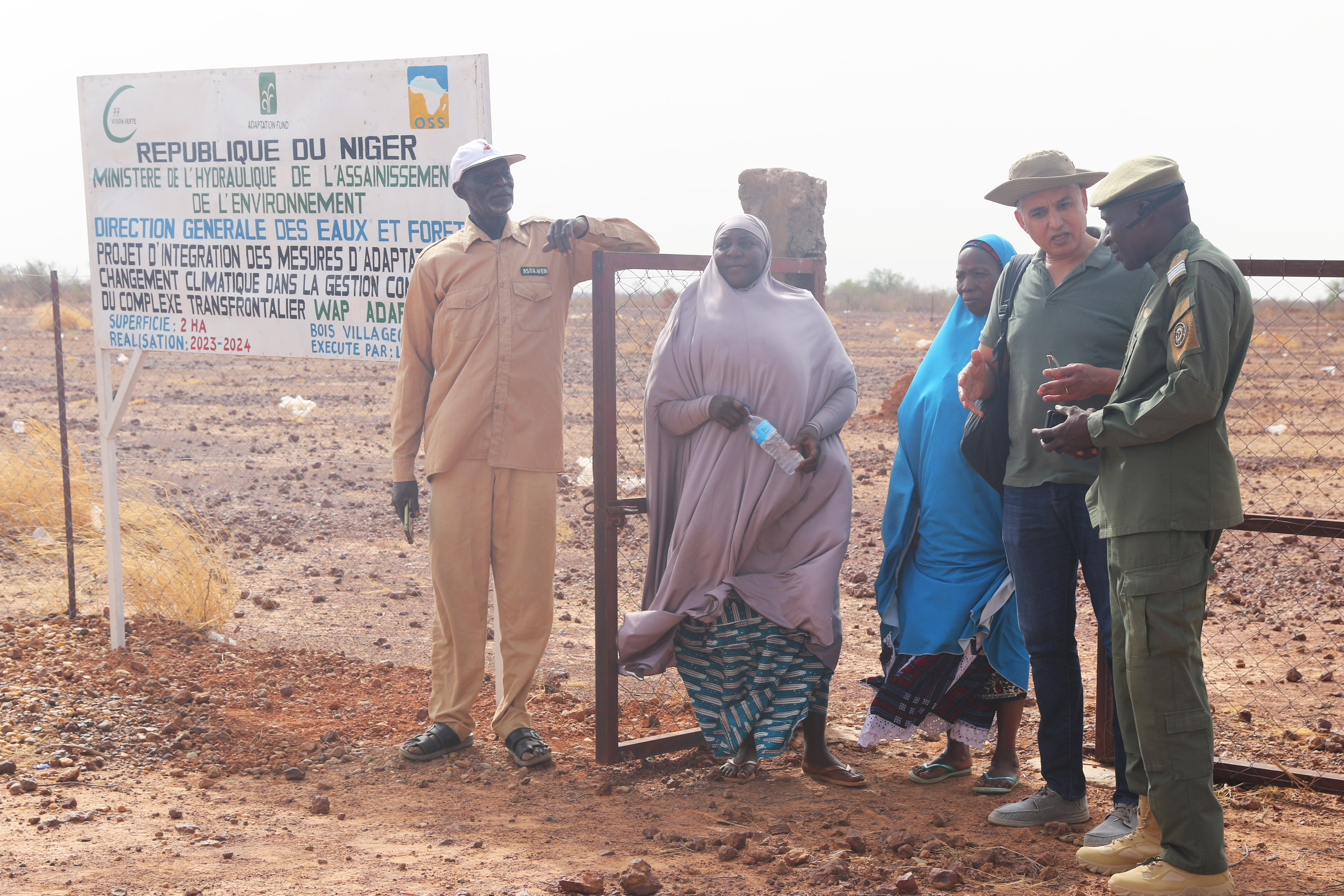 AdaptWAP Project: Representatives of the Three Countries of the W-Arly-Pendjari Complex Visit Climate Change Adaptation Initiatives in the Tillabéri Region, Niger – June 4, 2025  On the sidelines of the 6th Steering Committee meeting of the AdaptWAP Project, a field visit was organized on June 4, 2025, to the Kouré Giraffe Reserve (Réserve Naturelle Nationale des Girafes, RNNG) in the Tillabéri region. The mission brought together the OSS delegation, representatives from Benin, Burkina Faso, and Niger, as w